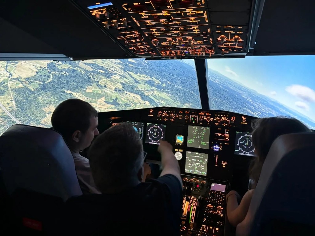 Posada i gosti u A320 kokpitu The Flight Rooma tijekom leta