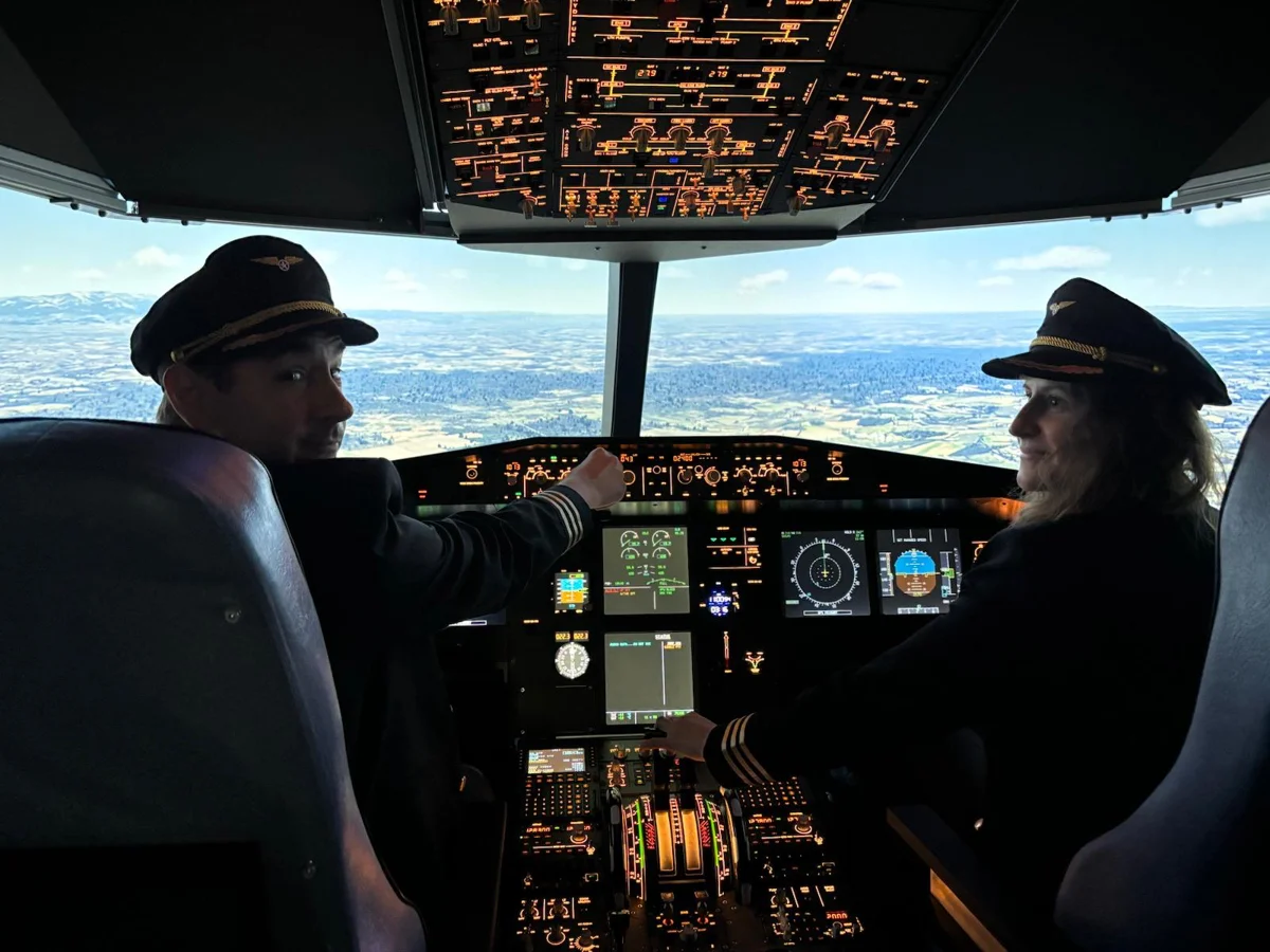 Naša ekipa u Airbus A320 kokpitu u Zagrebu