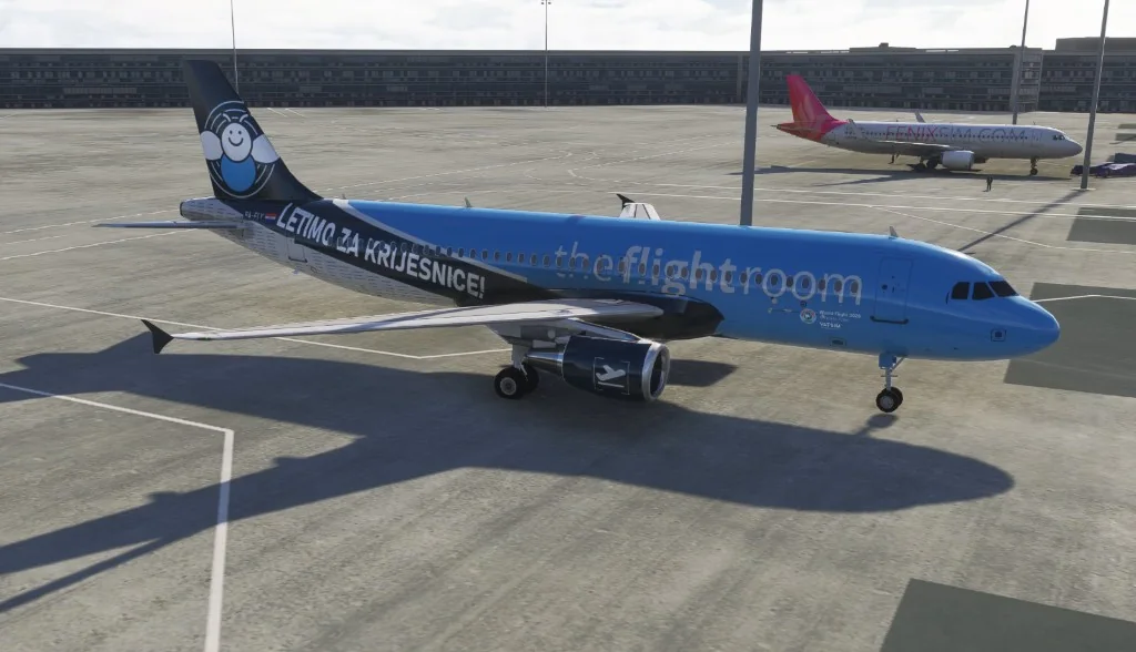 Plavi A320 The Flight Rooma s crnom trakom i natpisom Letimo za Krijesnice na stajanci u simulatoru
